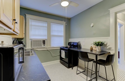 Central Midtown Apartment | Tranquil Retreat in Prime Midtown Location, Guest Rated 9.8