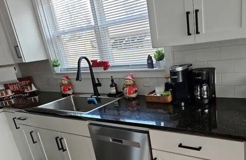 Valdese House | Tranquil Getaway with Ocean View and Spa Amenities
