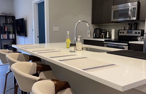 Galindo Apartment | Guest Rated: 10/10 Cozy 1 Bedroom Apt with Lake Views