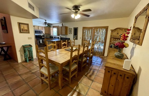 Casas Adobes House | Idyllic Santa Fe Escape: Close to Omni Golf Course