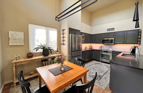Madera Reserve House | Tranquil Desert Retreat with Breakfast and Pet-Friendly Options