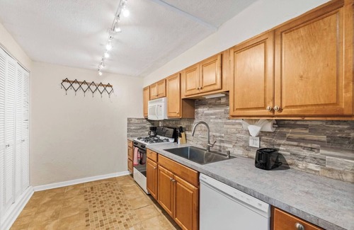 East MLK Apartment | Peaceful duplex in a wooded area ,backs up to a tranquil creek near Mueller