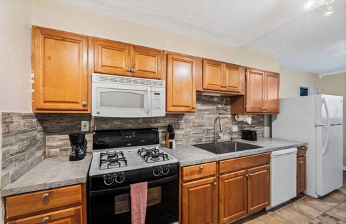 East MLK Apartment | Peaceful duplex in a wooded area ,backs up to a tranquil creek near Mueller