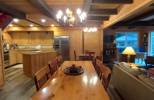 Rhododendron Ski Chalet | Eclectic Cabin Retreat with Hot Tub & Pet-Friendly Perks
