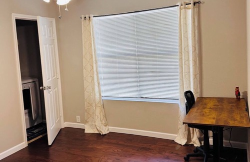 Oak Trails House | Peaceful Entire Home 15 Mn IAH, 25 Mn from Downtown, WFH Station, Up to 6 Guests