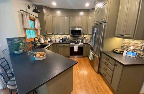 Niles House | Tranquil Getaway Near Notre Dame & Lake Michigan with Hot Tub