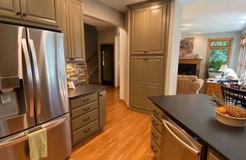 Niles House | Tranquil Getaway Near Notre Dame & Lake Michigan with Hot Tub