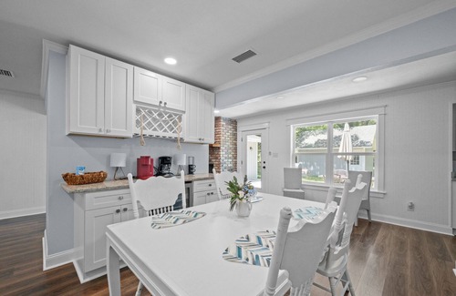 Fairhope House | Tranquil Fairhope Retreat: Relaxing Home with Spa & Breakfast