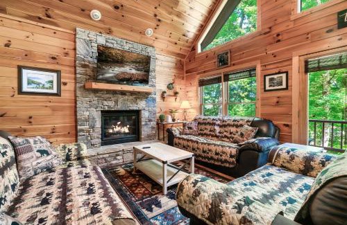 Wears Valley House | Inviting Private Cabin with Hot Tub & Game Room in Wears Valley