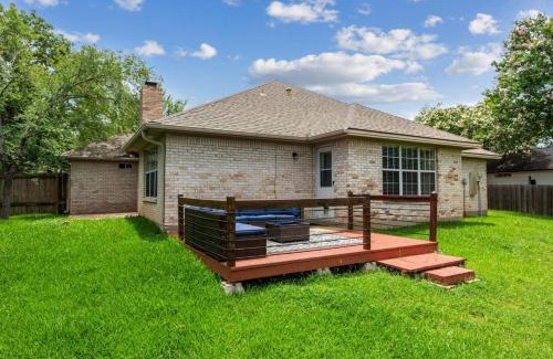 Glenhaven House | Peaceful Family-Friendly Retreat with Large Backyard Near Texas A&M in Dr. College Station, Texas