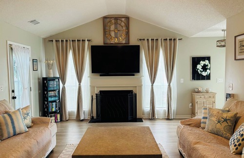 Goose Creek House | Tranquil Family Retreat with Ocean Views and Breakfast