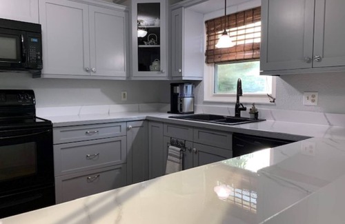 Longwood House | Relaxing Family Retreat with Ocean View & Central Location