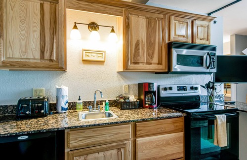 Wisconsin Dells Condo | Tranquil Retreat with Golf Course & Hot Tub near Attractions