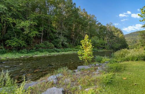 Grahamsville House | Serene River Retreat with Family and Pet-Friendly Amenities