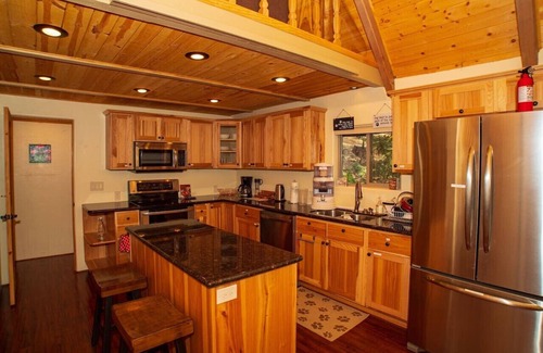 Groom Creek House | Tranquil Serenity Creek Cabin - Perfect Family Retreat