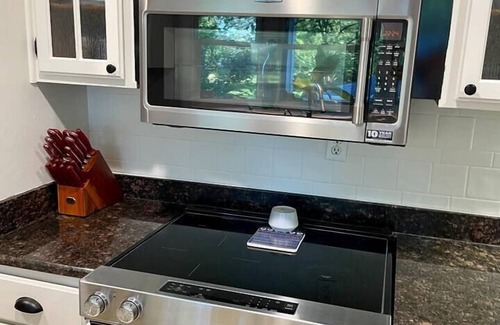 Radcliff House | Tranquil Retreat with Huge Balcony & Pet-Friendly Amenities