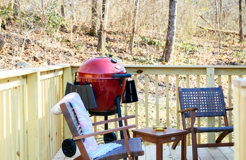 Knoxville Cottage | Tranquil Hillside Haven with Spa & Family-Friendly Amenities