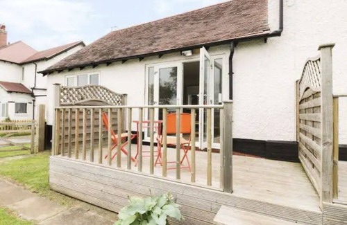 Grendon Cottage | Serene Village Cottage: Child-Friendly Retreat Awaits You