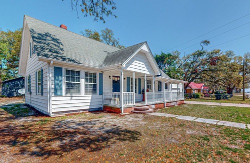 Atlantic House | Tranquil Downtown Retreat with Patio and Entertainment Options