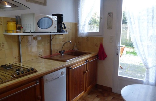 Brem Sur Mer House | Cozy Villa Brem sur Mer: Pet-Friendly Retreat for 4