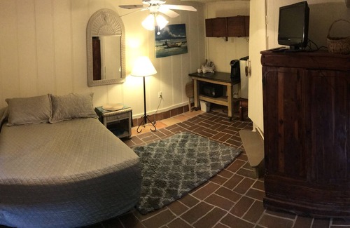 Little Torch Key House | Relaxing Island Studio with Kitchen and Breakfast Options