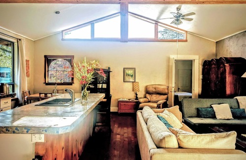 Denman Island House | Idyllic Island-Style Retreat with Family-Friendly Amenities
