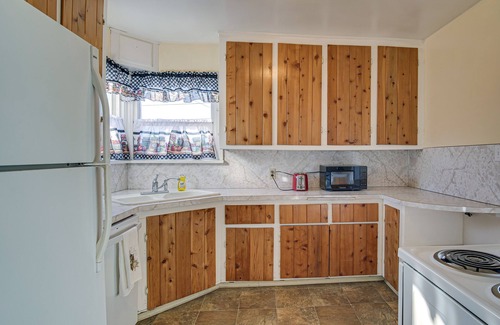 Klamath Falls House | Serene Klamath Falls Retreat with Fenced Yard and Amenities