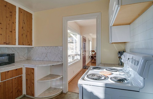 Klamath Falls House | Serene Klamath Falls Retreat with Fenced Yard and Amenities