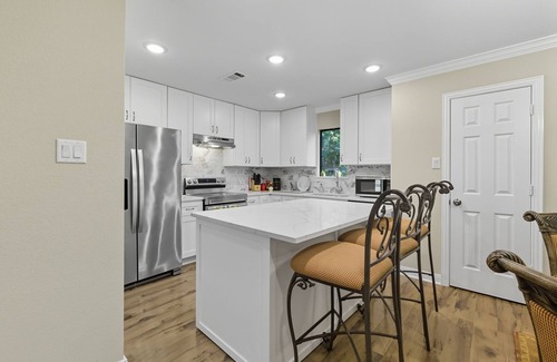 Hillister House | Peaceful Lake Escape, 2023 Construction, Walk to the Water, Front Porch Views