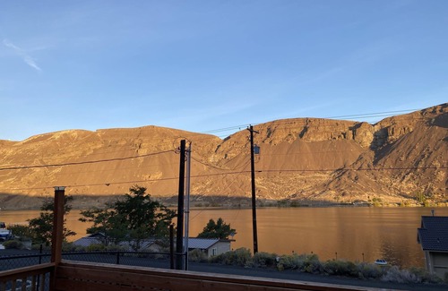 Coulee City House | Idyllic Lake House Retreat with Ocean and Lake Views
