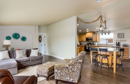 Florence House | Serene Lake Getaway: Pet-Friendly & Steps from Siltcoos