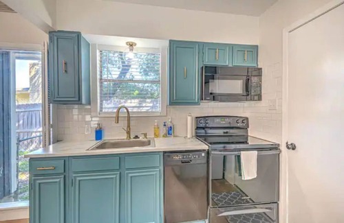 Belton House | Tranquil Lakehouse Retreat with Full Kitchen Amenities