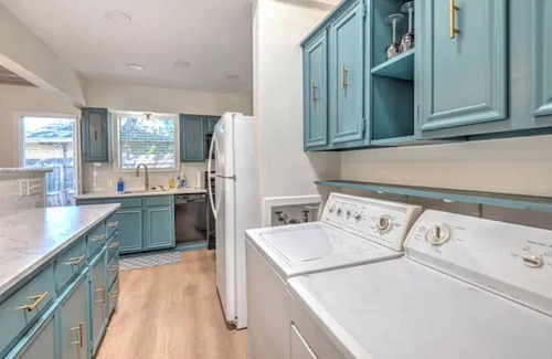 Belton House | Tranquil Lakehouse Retreat with Full Kitchen Amenities