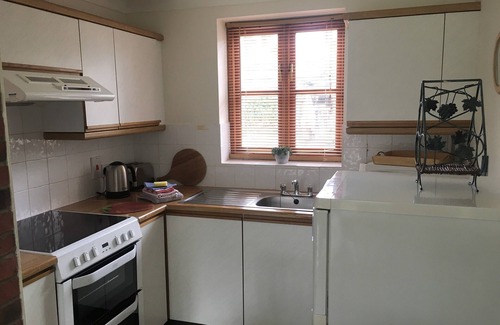 Irstead Cottage | Tranquil Lakeside Cottage with Oceanfront Views & Breakfast