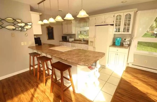 Spirit Lake House | Serene Lakeside Retreat with Ocean Views & Breakfast
