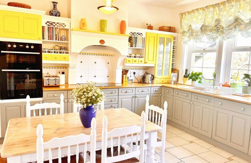 Nettlestone House | Charming 5-Bedroom Stone House Steps from the Seafront