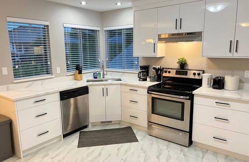 Maple Ridge House | Tranquil Modern Home with Kitchen & Child-Friendly Amenities