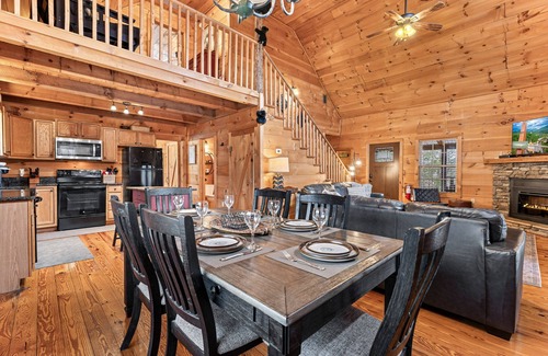 Townsend Cabin | Serene Lodge-Style Retreat with Hot Tub in Nature's Embrace