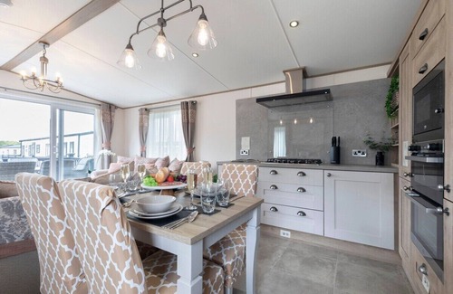 South Cerney Apartment | Peaceful Millers Lodge at The Cotswold Water Park