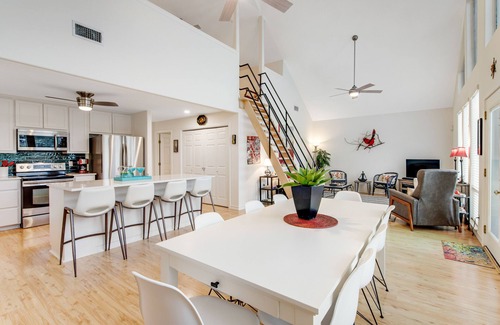 Oatmeal House | Modern Retreat Near Austin with Deck, Balcony & Spa