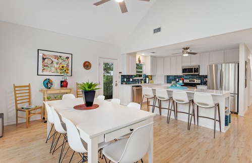 Oatmeal House | Modern Retreat Near Austin with Deck, Balcony & Spa