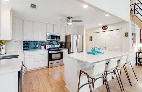 Oatmeal House | Modern Retreat Near Austin with Deck, Balcony & Spa