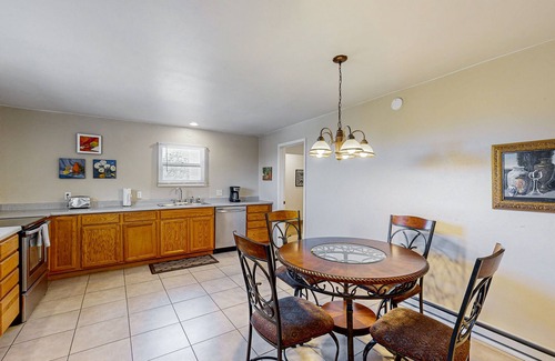Santa Fe House | Serene Mountain-View Retreat with Pool & Spa Amenities