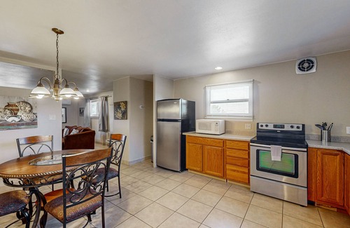 Santa Fe House | Serene Mountain-View Retreat with Pool & Spa Amenities