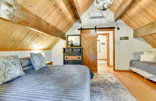 Zigzag House | Relaxing Mt Hood Cabin with Hot Tub & Fire Pit Retreat
