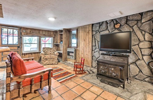 Mount Sterling House | Relaxing Mt Sterling Cabin with Deck and Pet-Friendly Amenities