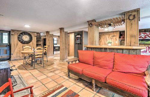 Mount Sterling House | Relaxing Mt Sterling Cabin with Deck and Pet-Friendly Amenities