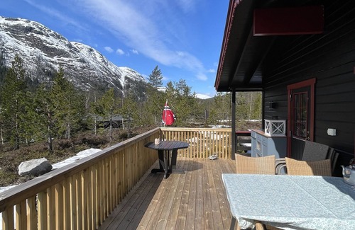 B House | Tranquil Cabin Retreat Near Bø with Pool and Spa Access