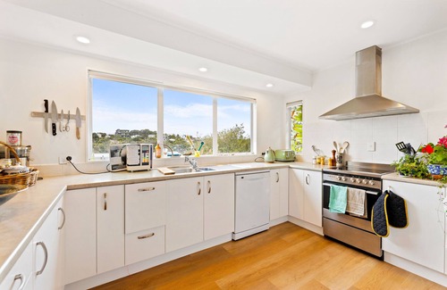 Stanmore Bay Apartment | Relaxing Oasis with Spa and Ocean View in Stanmore Bay