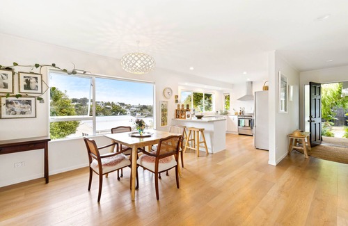 Stanmore Bay Apartment | Relaxing Oasis with Spa and Ocean View in Stanmore Bay
